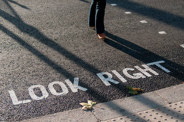 look right, london, mão esquerda